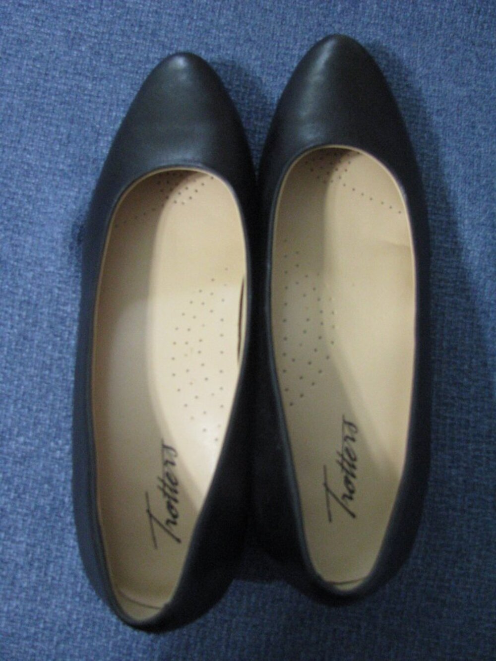 Trotters "Jewel" Black Leather Block Heel Pumps size 7N